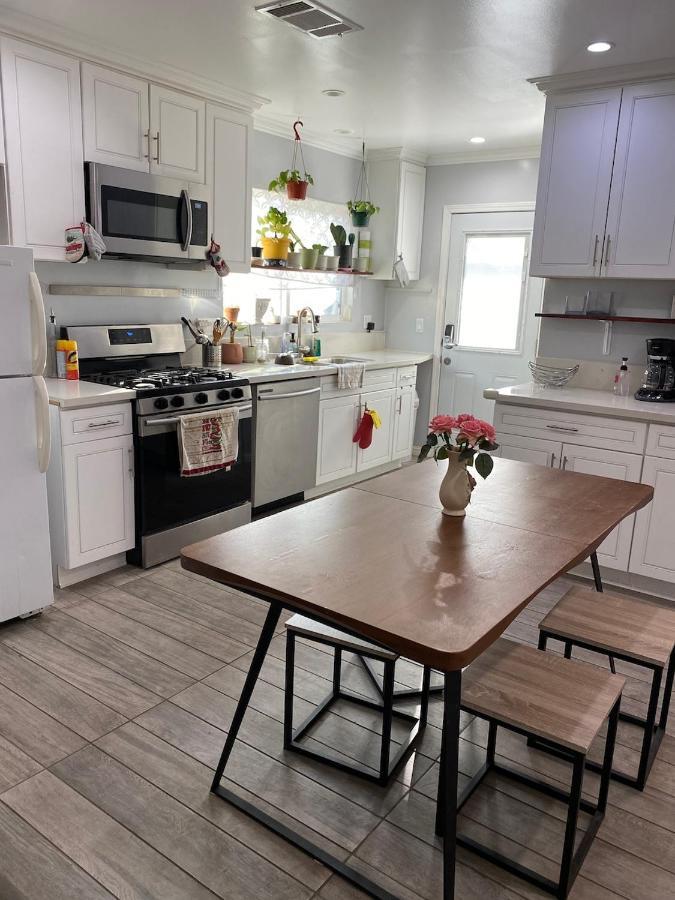 Private Room W/ Private Full Bathroom & Wifi & Ac & Shared Kitchen In Los Ángeles Exterior foto